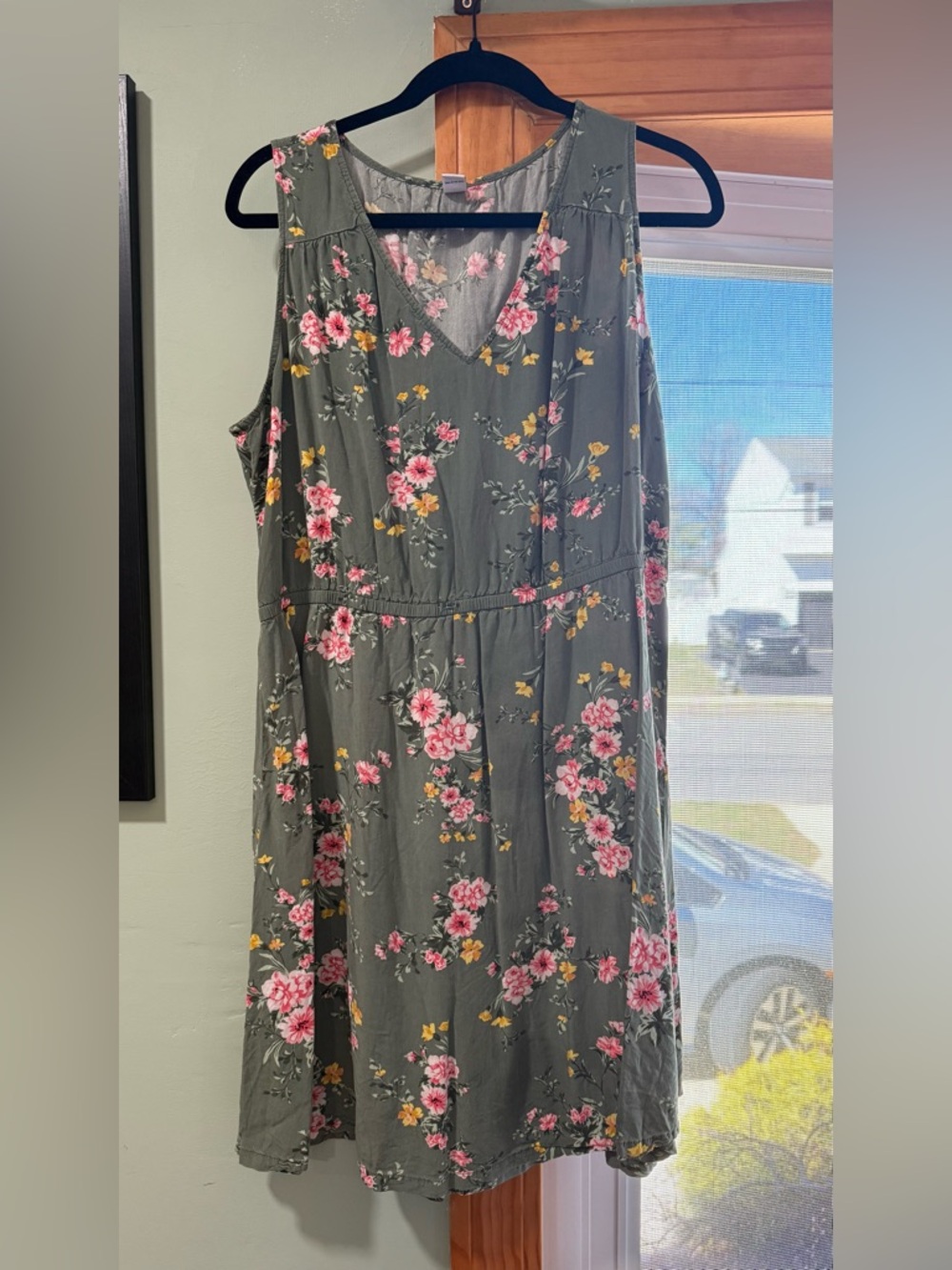 Old Navy Sleeveless Floral V-Neck Midi Dress